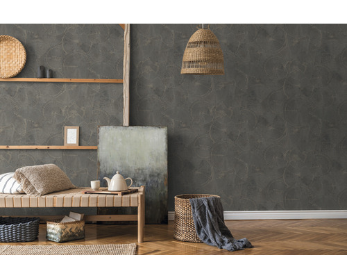 Decoratieve woonkamer met patroonbehang, houten vloer en manden