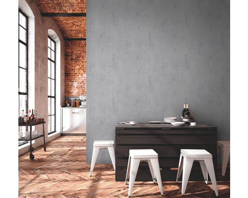 Lichte kamer met houten vloer, bakstenen muur en grijze muur