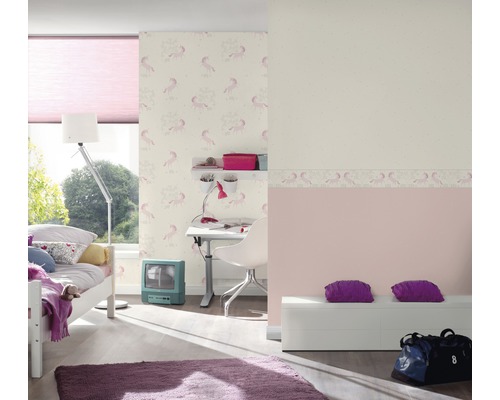 Kinderkamer met bed, bureau en eenhoornbehang