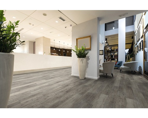 Interieur met grijze houten vloerbedekking.