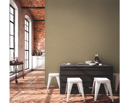 Lichte kamer met bakstenen muur, houten vloer, barwagen, tafel en krukken