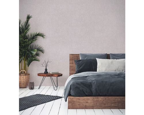 Slaapkamer met bed, bijzettafel, kamerplant en vloerkleed