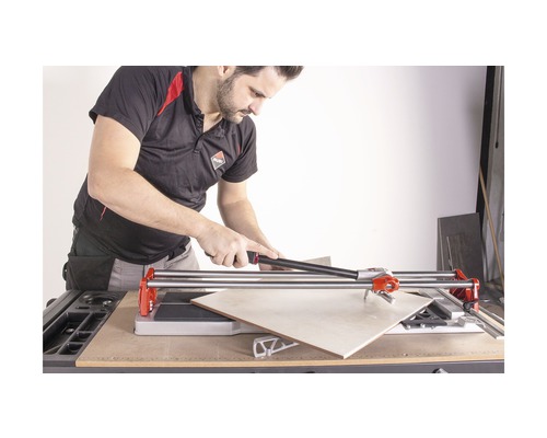 Man snijdt tegel met tegelsnijder