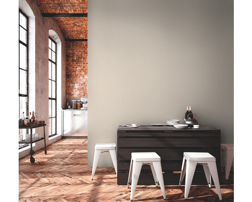 Lichte ruimte met houten vloer, bakstenen muur en minimalistische inrichting