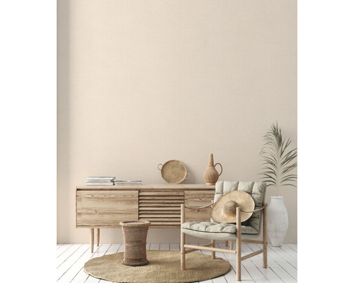 Woonkamer met houten dressoir, fauteuil en decoraties in boho-stijl