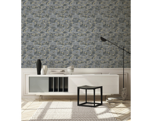 Woonkamer met geometrisch behang, dressoir, kruk en vloerkleed