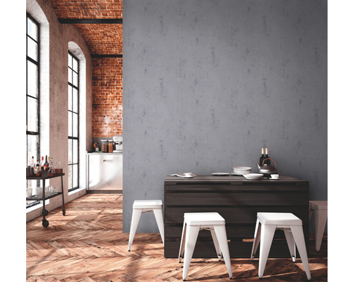 Lichte kamer met houten vloer, bakstenen muur en minimalistische inrichting met tafel en krukken