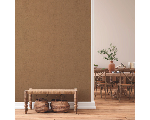 Woonkamer met bruin structuurbehang, bank en eettafel