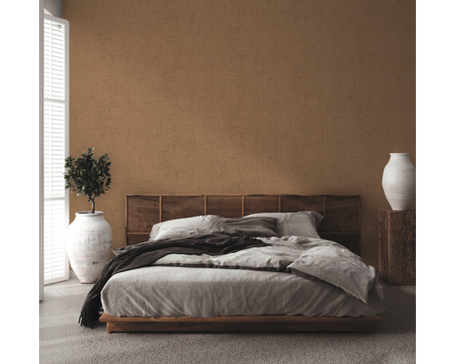 Slaapkamer met bed, nachtkastje en kamerplant