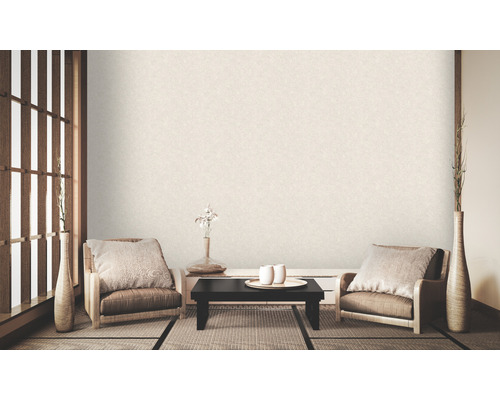 Lichte kamer met twee stoelen en een subtiel patroonbehang