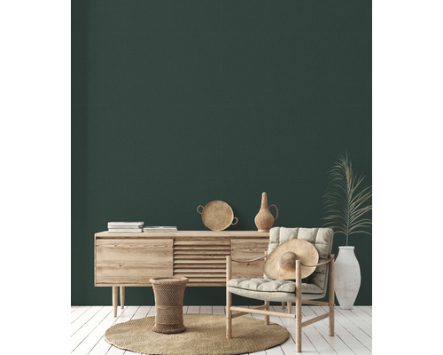 Woonkamer met dressoir, fauteuil en decoratie voor een gezellige sfeer