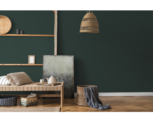Woonkamer met houten plank, bank en decoratief mandwerk voor een muur