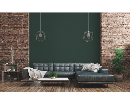 Woonkamer met bakstenen muur, bank en verlichting