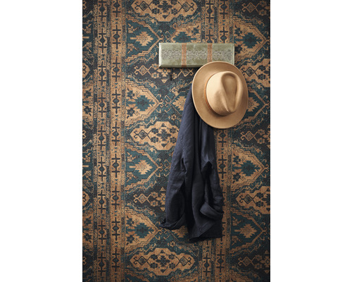 Decoratieve wand met behangmotief, hoed en jas aan een kapstok