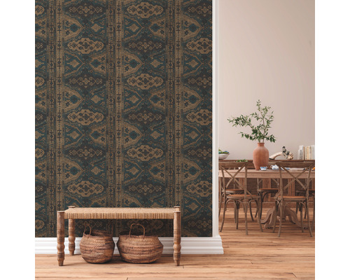 Kameropstelling met patroonbehang, houten vloer, zitbank en eettafel