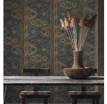Scene met tafel, stoelen, bloemenvaas en behang met etnisch motief