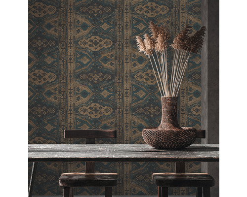 Scene met tafel, stoelen, bloemenvaas en behang met etnisch motief