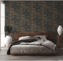 Slaapkamer met behang met patroon, bed en decoratieve elementen voor een gezellige sfeer