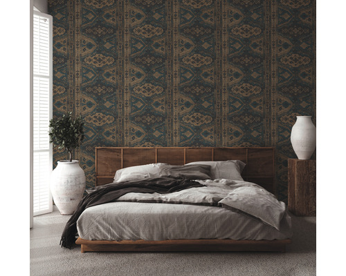 Slaapkamer met behang met patroon, bed en decoratieve elementen voor een gezellige sfeer