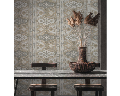 Kameroverzicht met behang met patroon, houten tafel en decoratie