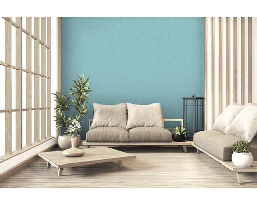 Lichte woonkamer in Japanse stijl met banken, tafel en kamerplanten