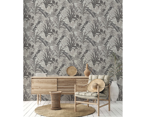 Woonkamer met jungle behangmotief, dressoir en stoel