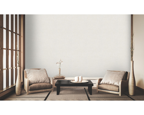 Lichte kamer met behang, fauteuils en Aziatische decoratie