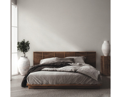 Slaapkamer met tweepersoonsbed, houten bedframe en bijpassend hoofdeinde