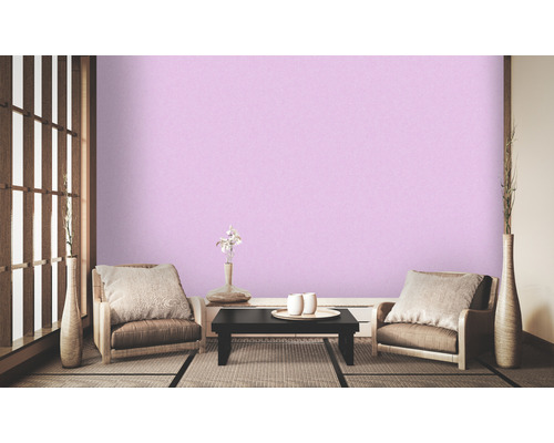 Lichte kamer met twee fauteuils, een tafel en een wand