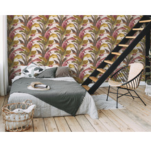 Slaapkamer met bed, ladder en tropisch bladerbehang
