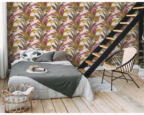 Slaapkamer met bed, ladder en tropisch bladerbehang