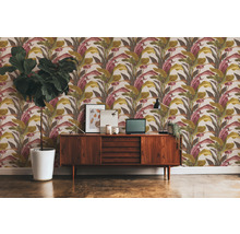Kamer met behang met bladmotief, dressoir en kamerplant