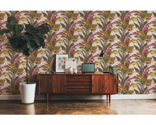 Kamer met behang met bladmotief, dressoir en kamerplant