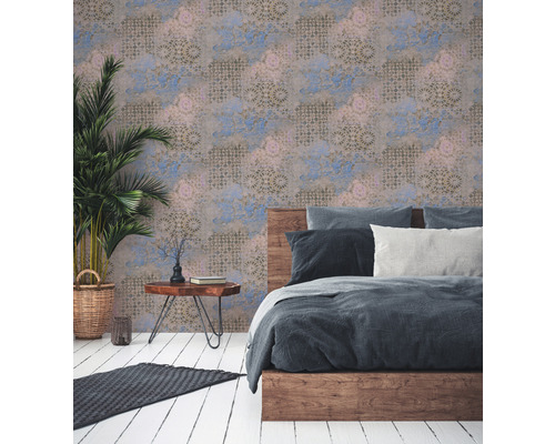 Slaapkamer met behang met patroon, bed en kamerplant