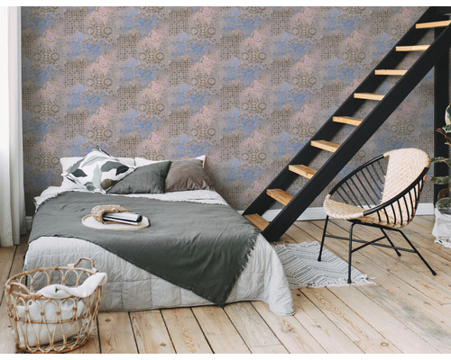Slaapkamer met bed, ladder en behang met patroon