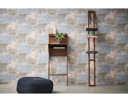 Kamerweergave met een staande lessenaar, een plank en een poef voor een bewerkt behang