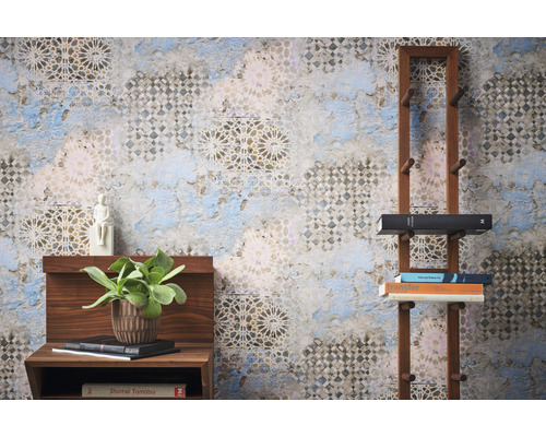 Kamerweergave met patroonbehang, rek en nachtkastje