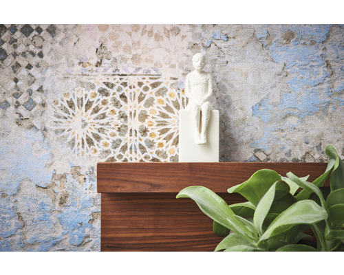 Decoratief beeldje van een zittend persoon op een sokkel