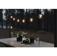 Scene met een lichtsnoer boven een tafel met decoratie buitenshuis