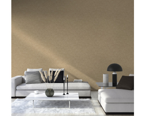 Woonkamer met gestructureerd behang, bank en tafel