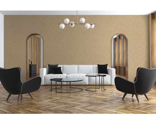 Lichte woonkamer met bank, fauteuils, tafels, parketvloer, behang en verlichting