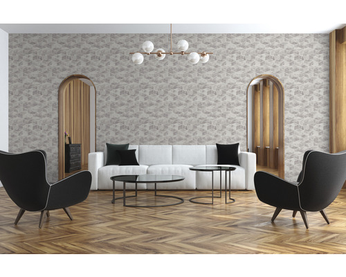 Woonkamer met patroonbehang, bank en fauteuils