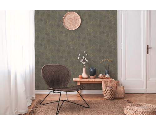 Decoratieve woonkamer met behang met motief, fauteuil, tafel en vloerkleed voor een gezellige sfeer.