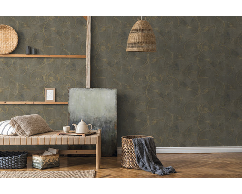 Woonkamer met patroonbehang, houten vloer en meubels