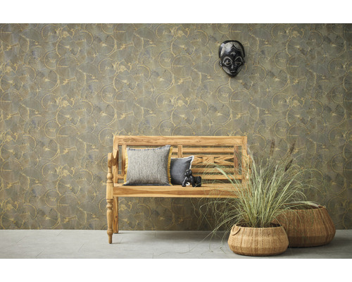 Scène met een gestructureerd behang, een houten bank met kussens, twee plantenmanden en een Afrikaans masker aan de muur