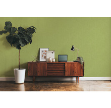 Woonkamer met dressoir, kamerplant en bureaulamp