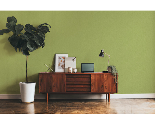 Woonkamer met dressoir, kamerplant en bureaulamp