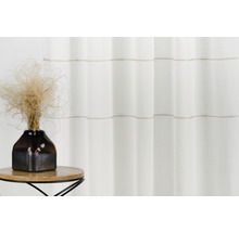 Decoratieve sjaals met kettingpatroon voor een klein tafeltje met decoratie