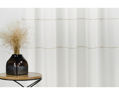 Decoratieve sjaals met kettingpatroon voor een klein tafeltje met decoratie