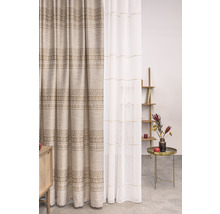 Decoratieve gordijnen in een lichte, vriendelijke woonkamer